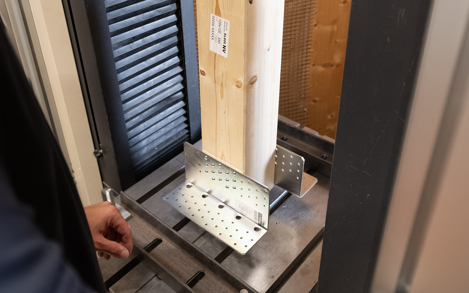 Test setup with the two steel C-profiles to secure the TTV240